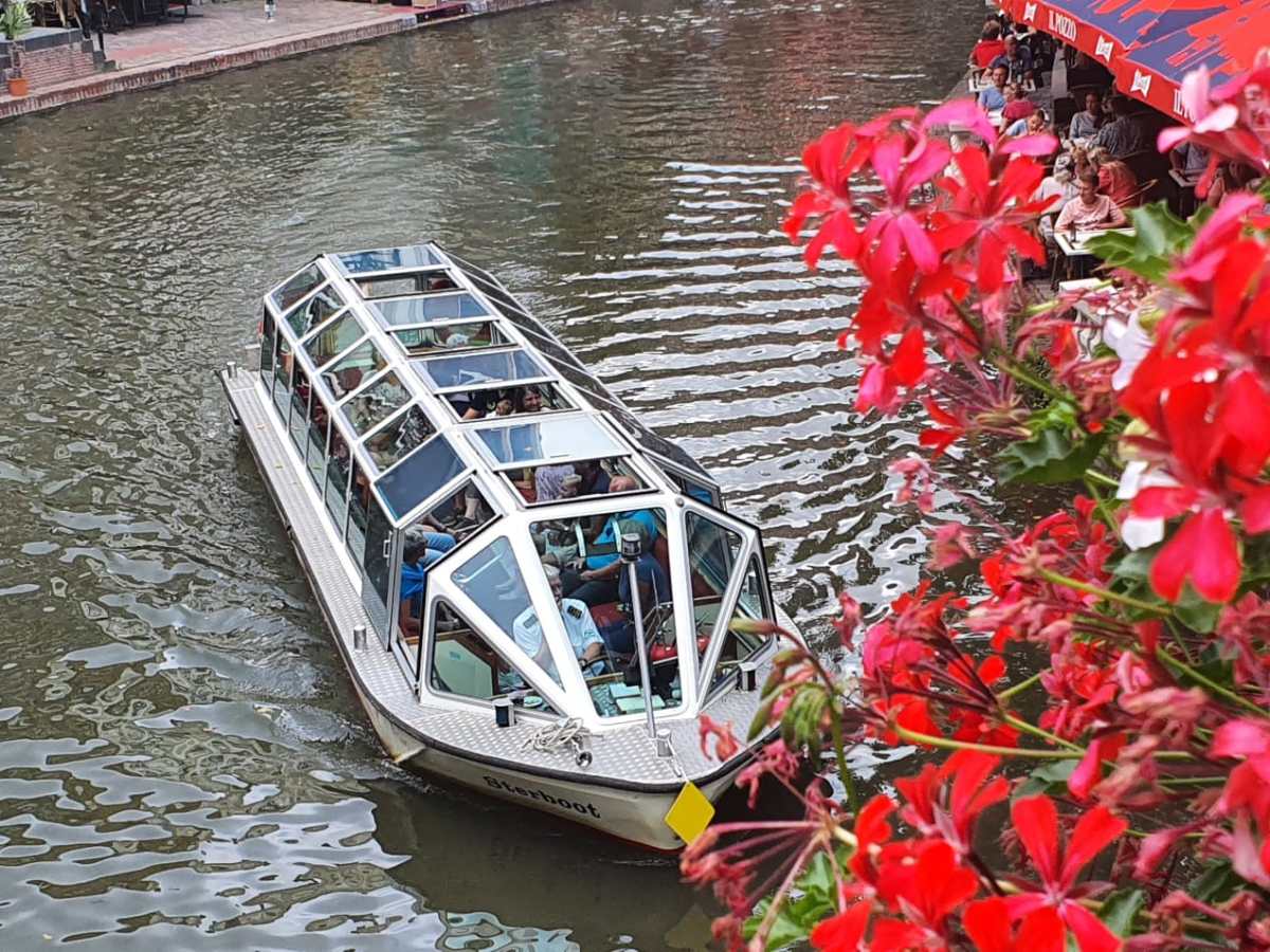 a small boat in a body of water