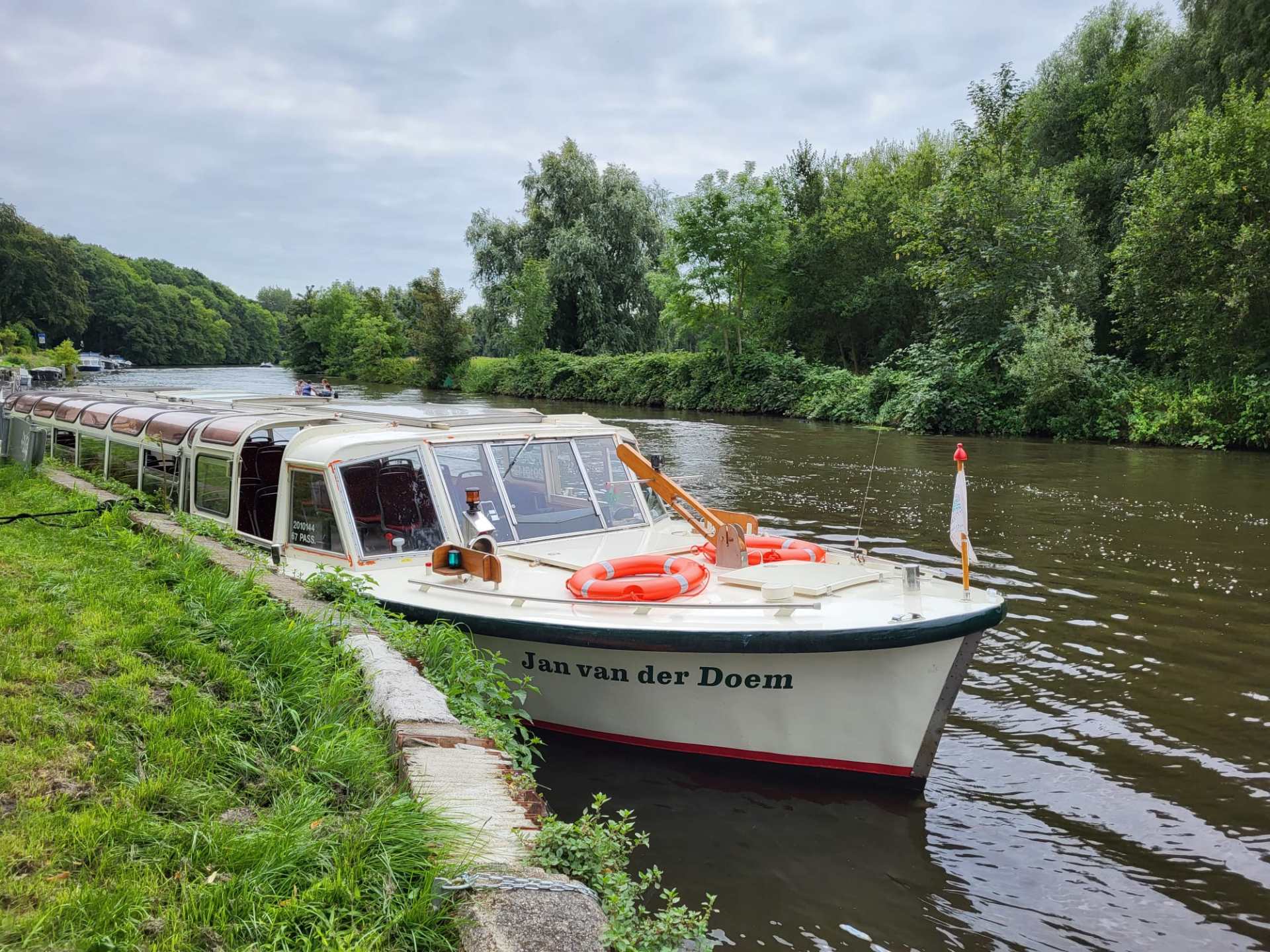 a small boat in a body of water